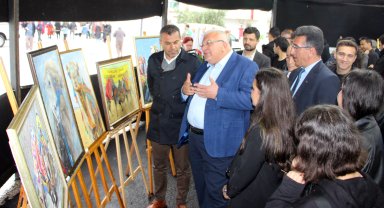 Kursiyerler resimlerini sergiledi