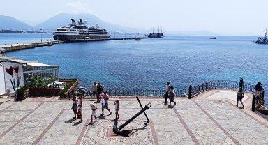 Lüks kruvaziyer Alanya Limanı'na demirledi