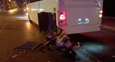 Midibüse çarpan motosikletin sürücüsü öldü