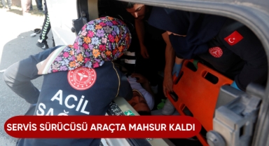 Servis sürücüsü araçta mahsur kaldı