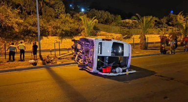 Taraftar grubunu taşıyan minibüs devrildi