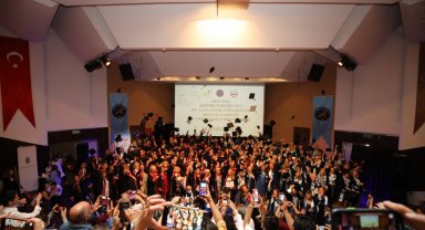 Tazelenme Üniversitesinde mezuniyet sevinci