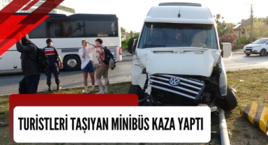 Turistleri taşıyan minibüs kaza yaptı