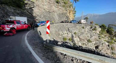 Uçuruma yuvarlanan otomobilde 1 ölü, 1 ağır yaralı