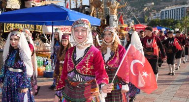 Uluslararası Halk Dansları ve Müzik Festivali başladı