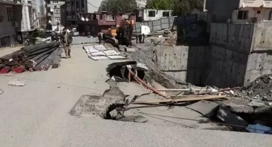 Yol çöktü, iki bina tahliye edildi