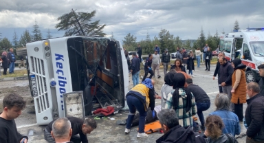 Yolcu midibüsü devrildi: 15 yaralı