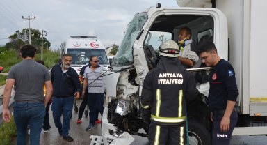 Zincirleme kaza; Sürücü kamyonette sıkıştı