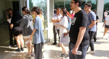 Aksesuarlarını çıkarmaya çalışırken sınav saatini kaçırdı