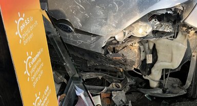 Antalya- Otomobilin mağazaya çarptığı kaza kamerada Video eklendi