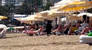 Antalya'da kaçan kurbanlık keçi, plaja girdi