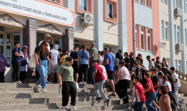 Antalya'da LGS heyecanı; çocuklar salonda, aileler dışarda terledi