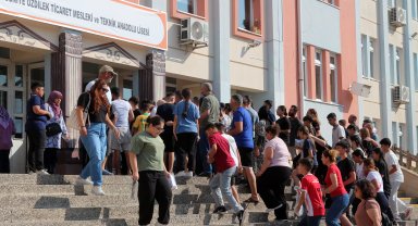 Antalya'da LGS heyecanı; çocuklar salonda, aileler dışarda terledi