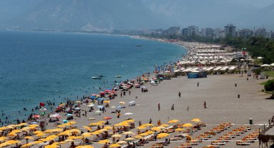 Antalya'da sıcaklık 43 dereceyi buldu, Konyaaltı Sahili doldu