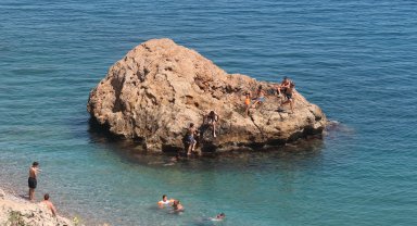 Antalya'da sıcaktan bunalanlar, Konyaaltı Sahili'ne akın etti