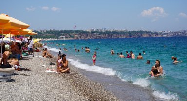 Antalya'da sıcaktan bunalanlar sahile akın etti