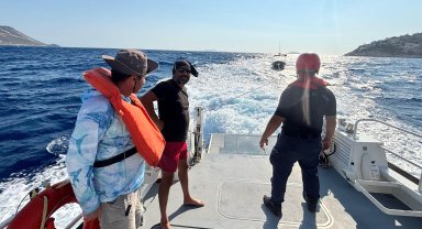 Arızalanan teknedeki 2 kişi kurtarıldı