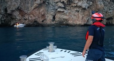 Arızalanan teknedeki 3 kişi kurtarıldı