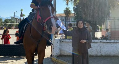 At üstünde okula gelip, karnesini aldı