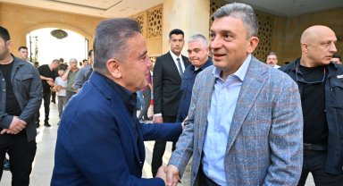 Başkan Böcek, protokol ve vatandaşla bayramlaştı