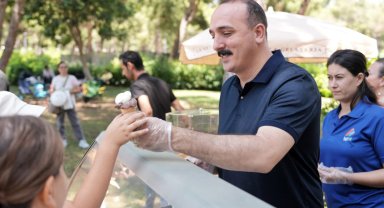 Başkan Kotan'dan çocuklara karne hediyesi dondurma ikramı