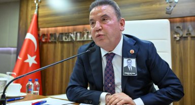 Belediye binasına posteri asıldı, mecliste dua okundu