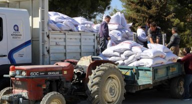 Büyükşehir'den 59 çiftçiye 2 bin 851 çuval yem desteği