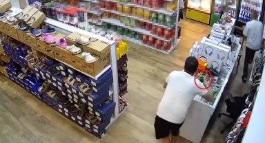 Depremden kaçarken elindeki bardağı bırakmadı