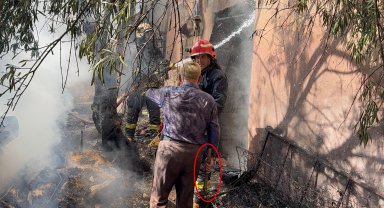 Ev sahibi, elindeki keserle itfaiyecilere yardıma koştu