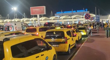 Havalimanında taksiciler iş bıraktı, transfer hizmeti durdu