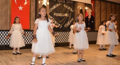 İlkokul öğrencilerinin mezuniyet sevinci