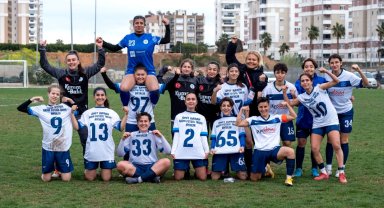 Kadın futbol takımının hem başkanı hem antrenörü hem malzemecisi
