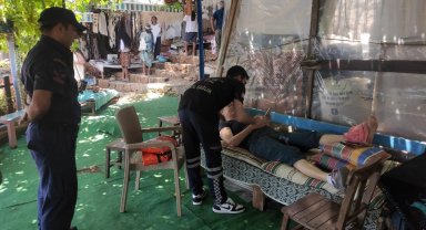 Kaleköy'de düşen turist, sahil güvenlik botuyla ambulansa götürüldü