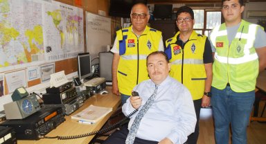 Kaymakam Kara, acil afet haberleşme istasyonunda