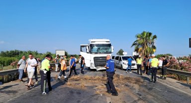 Kazaya karışan minibüsteki turistler, havalimanına gitmek için çevredekilerden yardım istedi