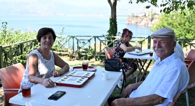 Kıdemli kent sakinleri mangalada kapıştı