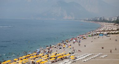 Konyaaltı Sahili'nde bayram yoğunluğu