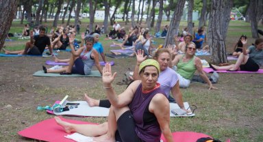 Konyaaltılılar keman dinletisi eşliğinde yoga yaptı
