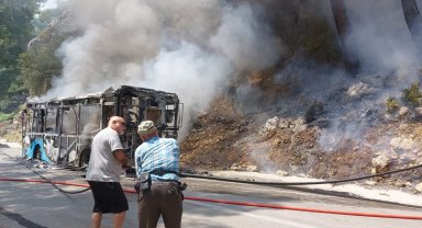 Ormana da sıçrayan otobüs yangını söndürüldü