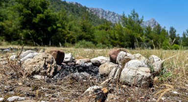 Ormanlarda yangın riski; gelişigüzel cam şişe atıp, ateş yakmışlar