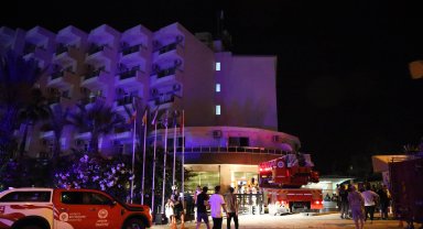 Otelin bodrum katında çıkan yangında yüzlerce turist tahliye edildi