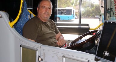 Otobüsünde unutulan 10 bin liranın bulunduğu çantayı yetkililere teslim etti