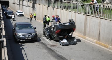 Otomobil alt geçitte takla attı