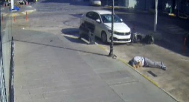 Otomobille motosikletlinin çarpıştığı kazada kamerada