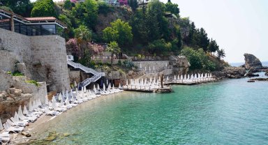 Plajdaki 1000 liralık şezlong ücreti, yarıya düşürüldü