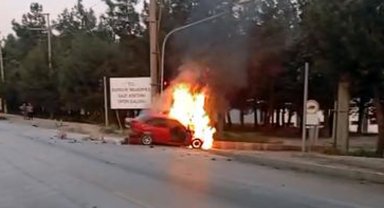 Refüje çarpan otomobil yandı