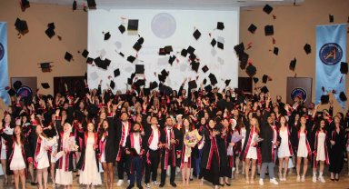 Sağlık Bilimleri Fakültesi'nde duygulu mezuniyet töreni