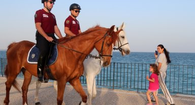 Sahilde atlı polisler devriyede