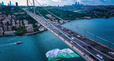 Serik Spor bayrağı FSM Köprüsü'ne asıldı