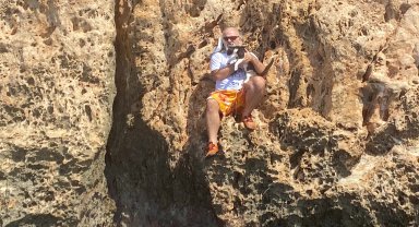 SUP board yaparken falezlerde mahsur kalan anne kediyi kurtardılar